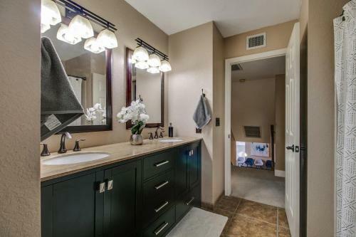 North Scottsdale Retreat W Resort Like Backyard