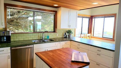 New Sea-renity Wide Ocean Views, Fireplace And Spa