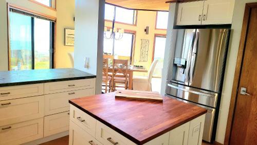 New Sea-renity Wide Ocean Views, Fireplace And Spa