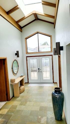New Sea-renity Wide Ocean Views, Fireplace And Spa