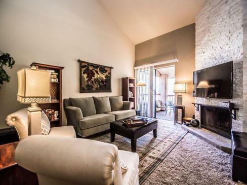 Scottsdale Village Getaway - Luxury Condo