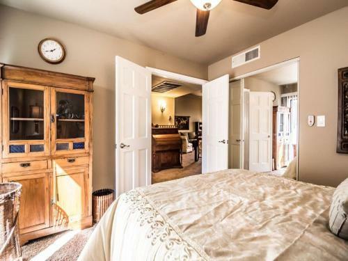 Scottsdale Village Getaway - Luxury Condo
