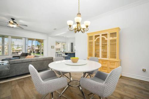 Villa With Private Pool And Jacuzzi Gameroom Walk To Festivals