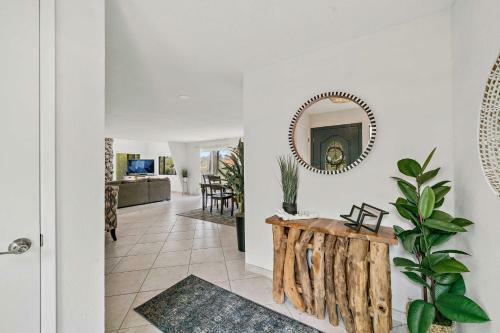 Peaceful Home On Acreage, Walk To Folsom Lake