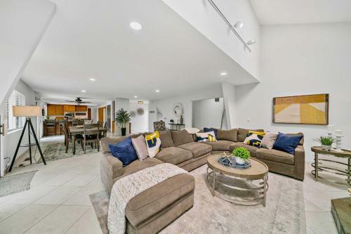 Peaceful Home On Acreage, Walk To Folsom Lake