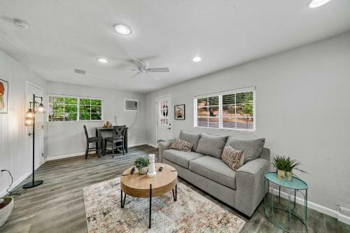 Peaceful Home On Acreage, Walk To Folsom Lake