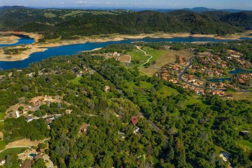Peaceful Home On Acreage, Walk To Folsom Lake