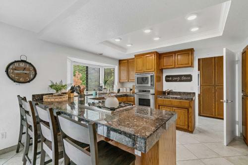 Peaceful Home On Acreage, Walk To Folsom Lake
