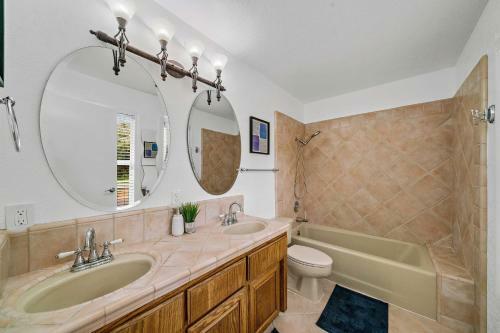 Peaceful Home On Acreage, Walk To Folsom Lake