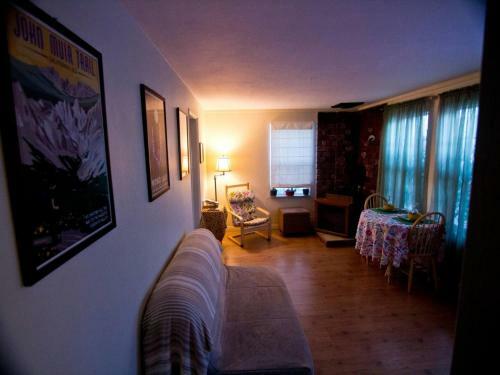 Cozy Muir Cottage - In Town - Pet Friendly