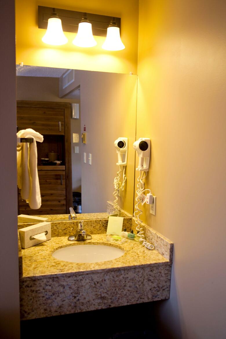 Hotel Tonquin Inn