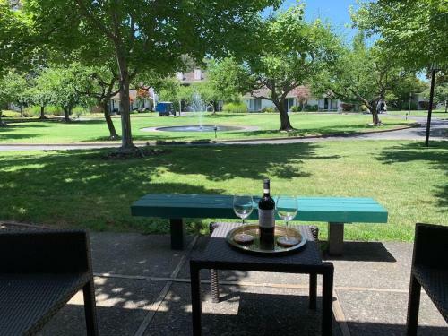 Apartamento Top King Suite 40% Off: Full Kitchen, Peaceful Views