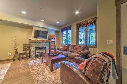 Central Mammoth Lakes Townhome With Private Hot Tub!