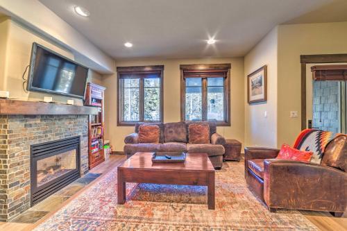 Central Mammoth Lakes Townhome With Private Hot Tub!