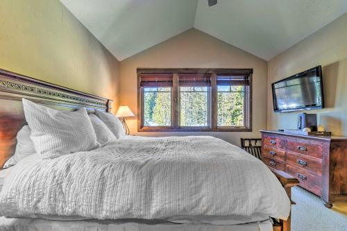 Central Mammoth Lakes Townhome With Private Hot Tub!