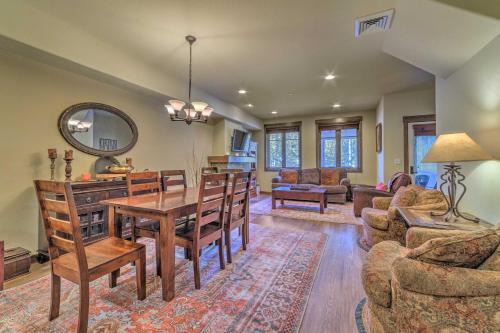 Central Mammoth Lakes Townhome With Private Hot Tub!