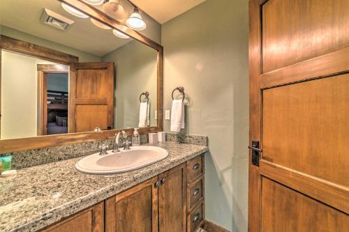 Central Mammoth Lakes Townhome With Private Hot Tub!