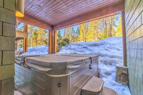 Central Mammoth Lakes Townhome With Private Hot Tub!
