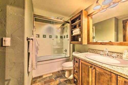 Central Mammoth Lakes Townhome With Private Hot Tub!