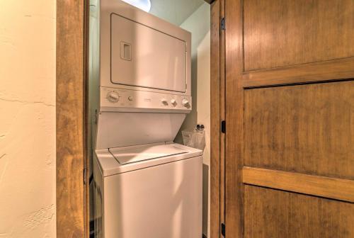 Central Mammoth Lakes Townhome With Private Hot Tub!