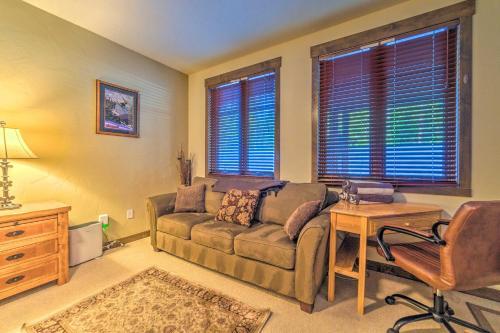 Central Mammoth Lakes Townhome With Private Hot Tub!