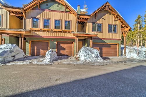 Central Mammoth Lakes Townhome With Private Hot Tub!