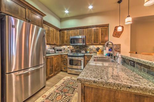 Central Mammoth Lakes Townhome With Private Hot Tub!