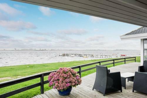 *****eksklusiv Sommerhus Beliggende I Vandkanten