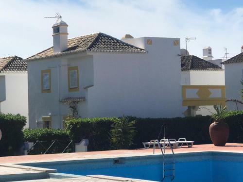 Villa C/ Piscina Pr�xima Da Praia