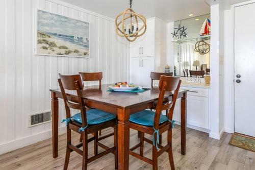 D104 - Cozy Ocean View Condo