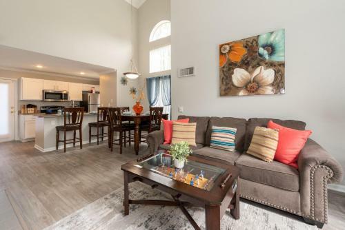 Apartamento Modern 70's 2br + Game Night House + Pool & Gym