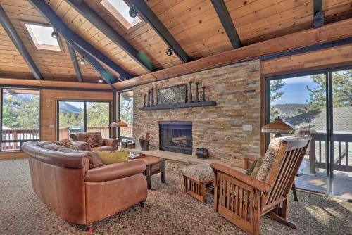 Cozy Grand Woodland Cabin With Mountain Views