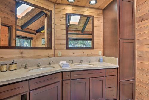 Cozy Grand Woodland Cabin With Mountain Views