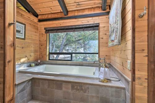 Cozy Grand Woodland Cabin With Mountain Views