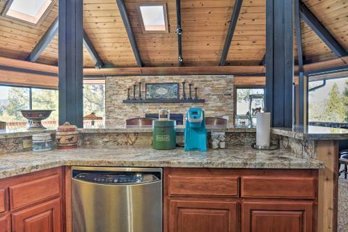 Cozy Grand Woodland Cabin With Mountain Views