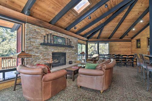 Cozy Grand Woodland Cabin With Mountain Views