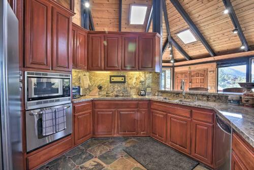 Cozy Grand Woodland Cabin With Mountain Views