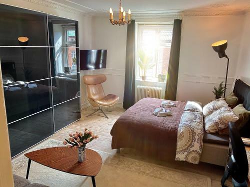 Four Individual Beautiful Spacious Rooms In Stylish Apartment