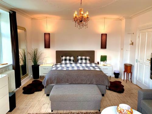 Four Individual Beautiful Spacious Rooms In Stylish Apartment