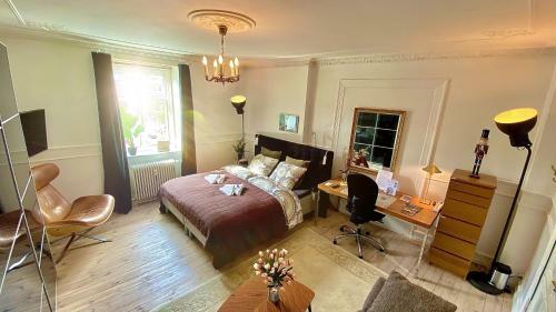 Four Individual Beautiful Spacious Rooms In Stylish Apartment