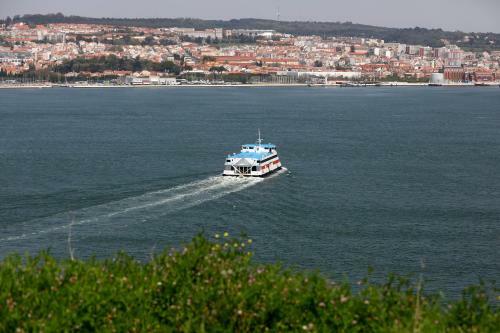 Bed & Breakfast Ol� Bel�m! Cozy Windmill, Stunning Views To Lisboa