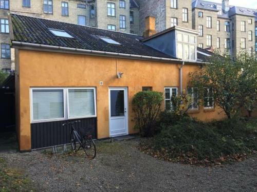 Hostal Rooms In Quiet Yellow Courtyard Apartment