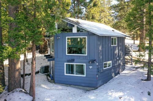 Chic Running Springs Forest Cabin With Deck!