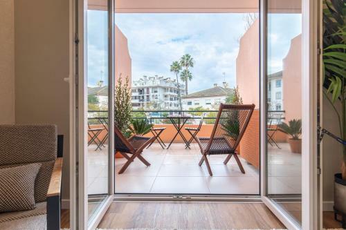 Deluxe 2bdr Apartment In Carcavelos By Lovelystay