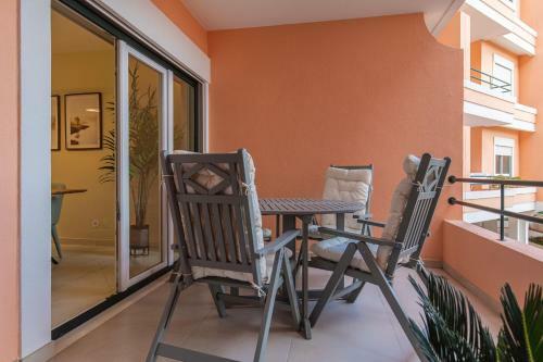 Deluxe 2bdr Apartment In Carcavelos By Lovelystay