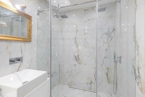 Deluxe 2bdr Apartment In Carcavelos By Lovelystay