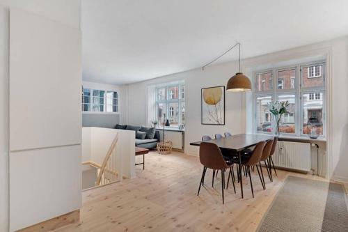 Stylish Two Floor Apartment In Vibrant N�rrebro