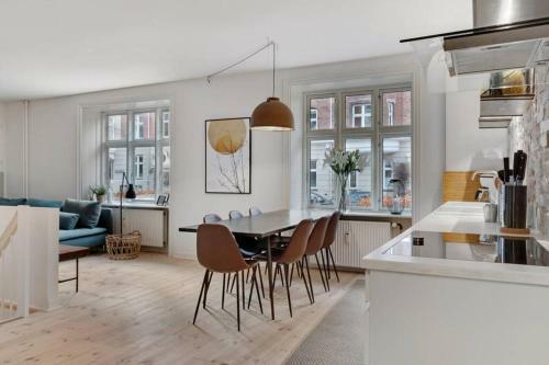 Stylish Two Floor Apartment In Vibrant N�rrebro