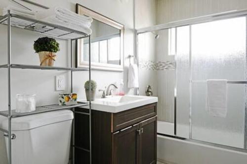 Apartamento Spacious, Chic, Pristine And Free Parking!