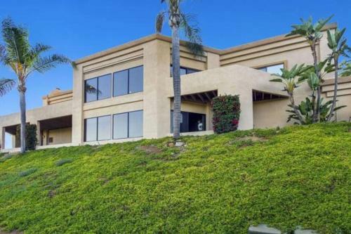 Hillside 2/2 Subdivided Home W/ Pool And Views!